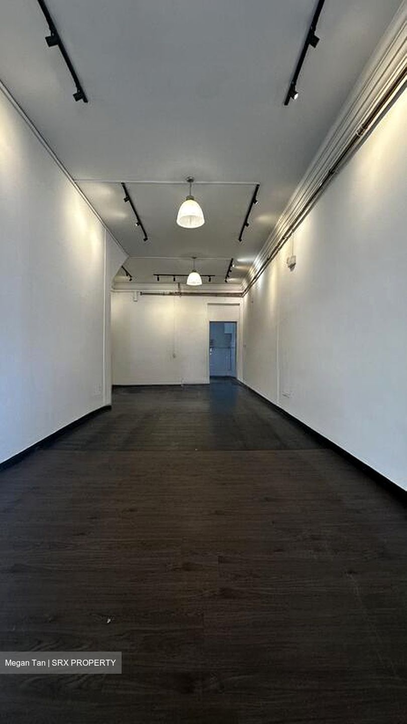 Hoa Nam Building (D8), Retail #528796991